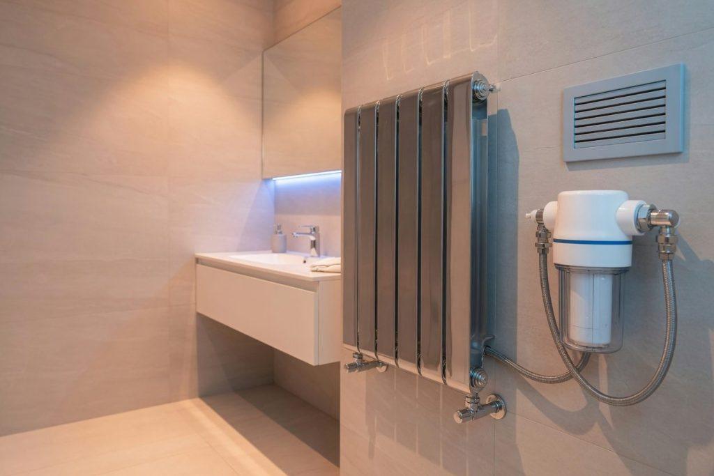 Heizung, Lüftung und Wasserfilter: technische Haustechnik im Badezimmer – Heizung-Haustechnik